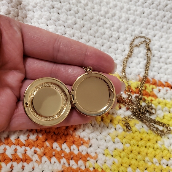 Beautiful Large Round Locket - Picture 3 of 5